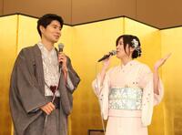 　結婚会見をする辻本達規と松井珠理奈（撮影・佐々木彰尚）