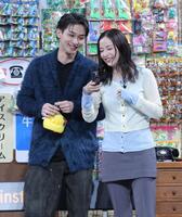 　チェキの撮影画像の見入る横浜流星（左）と広瀬すず（撮影・西岡正）