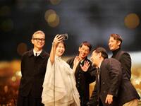 　みんなで自撮りする（左から）渡部篤郎、岡崎紗絵、野間口徹、小手伸也、玉木宏