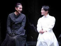 　緒鷹街の員賞を話す東出昌大（左）と成宮寛貴（撮影・西岡正）