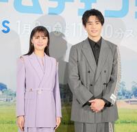 　会見に出席した中沢元紀（右）と石川恋