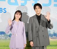 　会見に出席した中沢元紀と石川恋