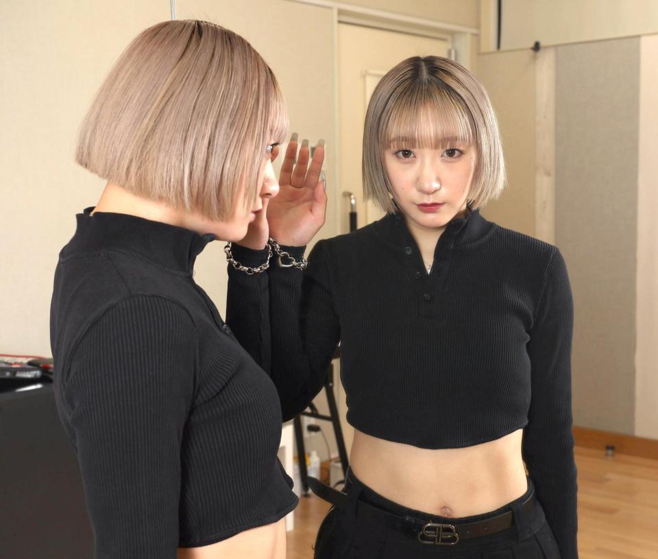 うま年の年女。２０２６年を駆け抜けるつばきファクトリー・秋山眞緒（撮影・佐々木彰尚）