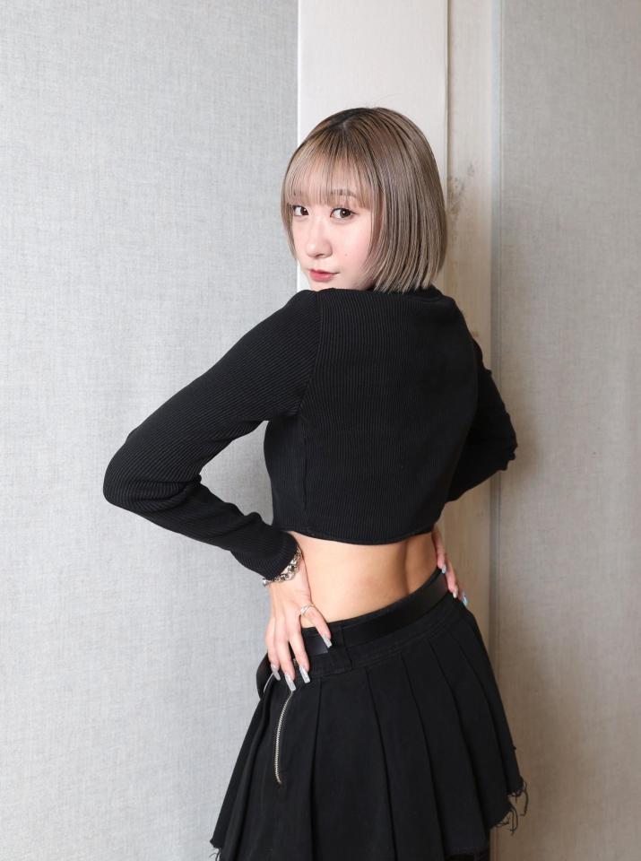 うま年の年女。２０２６年を駆け抜けるつばきファクトリー・秋山眞緒（撮影・佐々木彰尚）