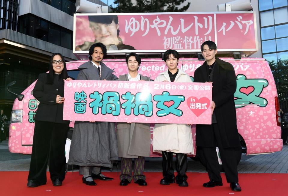 　「禍禍ＣＡＲ」の前に並ぶ（左から）ゆりやんレトリィバァ監督、斎藤工、前田旺志郎、鈴木福、九条ジョー（撮影・佐藤厚）