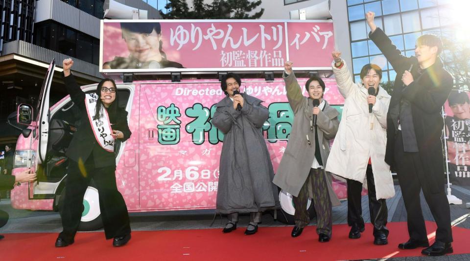 　「禍禍ＣＡＲ」で全国行脚に出発するゆりやんレトリィバァ監督（左端）を見送る（左から）斎藤工、前田旺志郎、鈴木福、九条ジョー（撮影・佐藤厚）