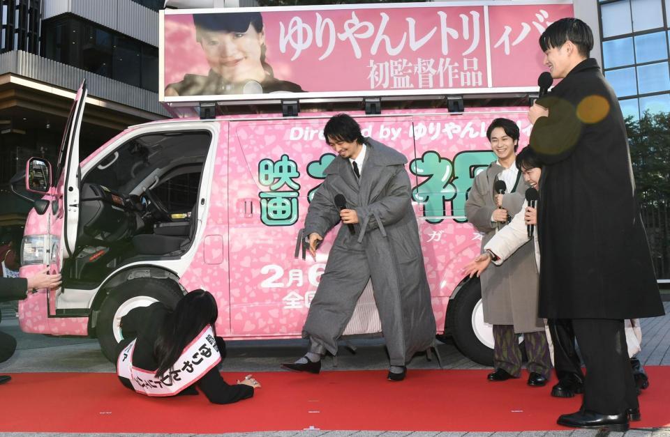 　「禍禍ＣＡＲ」に乗り込む際にこけるゆりやんレトリィバァ監督（左）＝撮影・佐藤厚