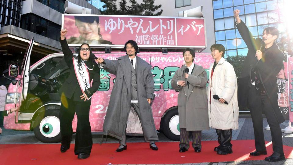 　全国行脚に出発する、ゆりやんレトリィバァ監督（左端）を送り出す（左から）斎藤工、前田旺志郎、鈴木福、九条ジョー（撮影・佐藤厚）