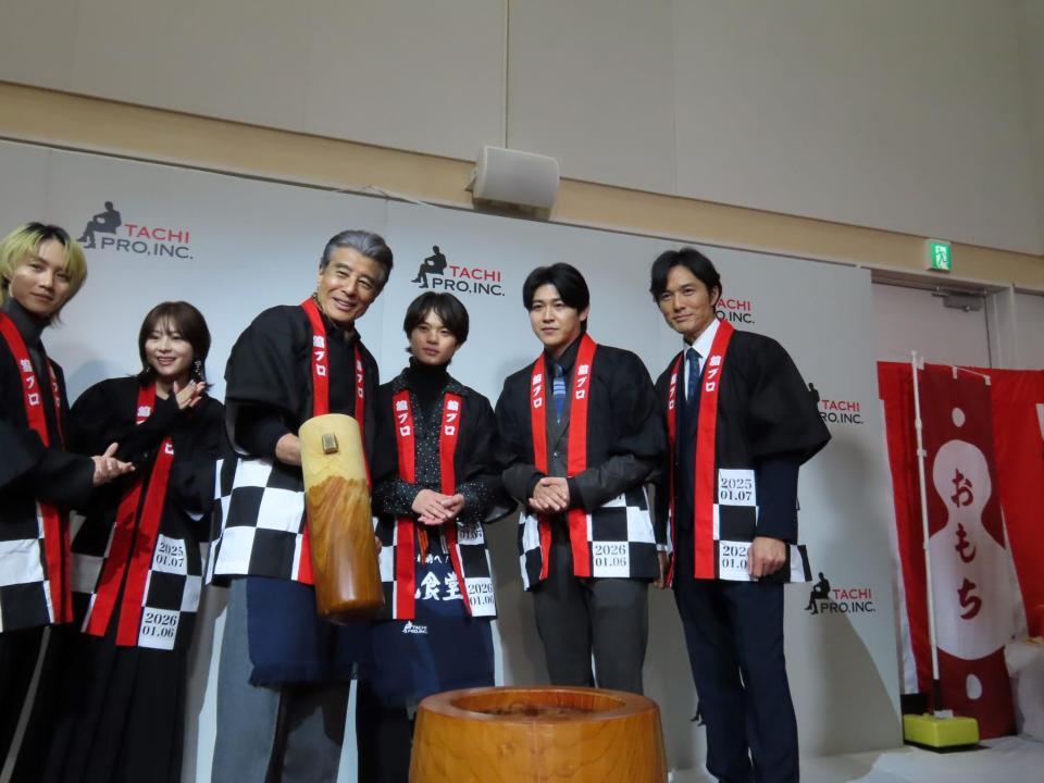 　新春餅つき新年会を行った（左から）小越勇輝、竹内夢、舘ひろし、黒川想矢、増本尚、池田努