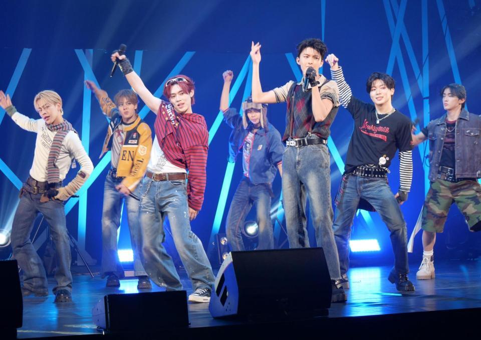 　プレデビュー曲「ＦＯＲＥＶＥＲ　ＢＬＵＥ」を披露し躍動するＴＡＧＲＩＧＨＴ