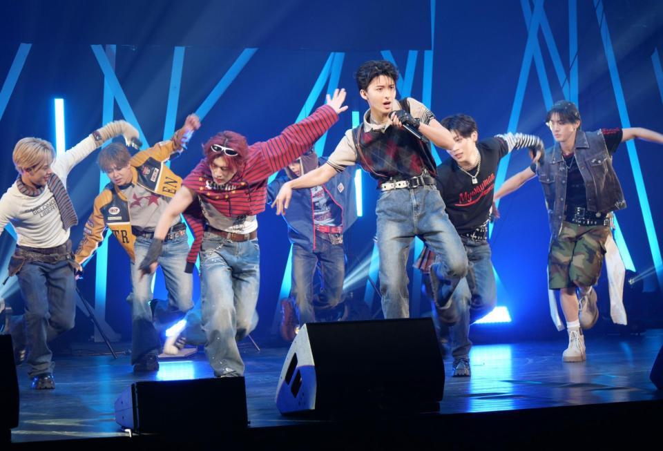 　プレデビュー曲「ＦＯＲＥＶＥＲ　ＢＬＵＥ」を披露し躍動するＴＡＧＲＩＧＨＴ