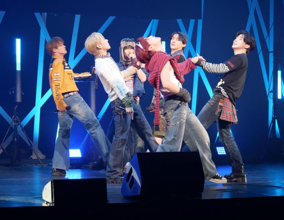 　プレデビュー曲「ＦＯＲＥＶＥＲ　ＢＬＵＥ」を披露し躍動するＴＡＧＲＩＧＨＴ