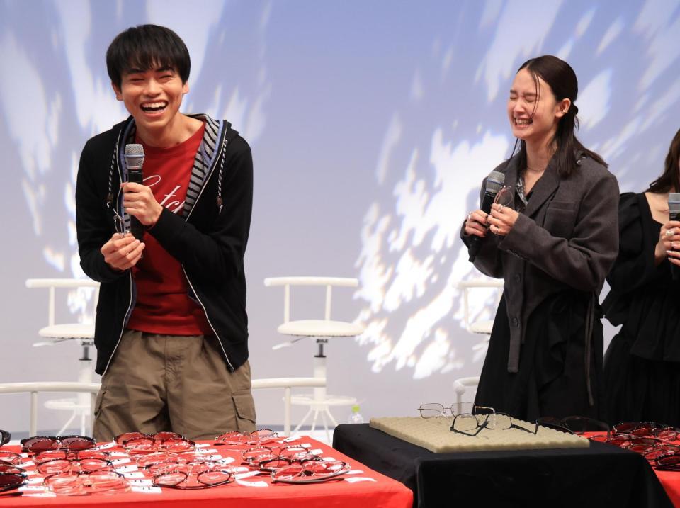 　ゲームで盛り上がる菅生新樹（左）と剛力彩芽（撮影・金田祐二）