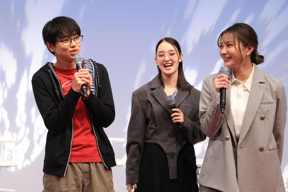 　トークで盛り上がる（左から）菅生新樹、剛力彩芽、瀬戸朝香（撮影・金田祐二）