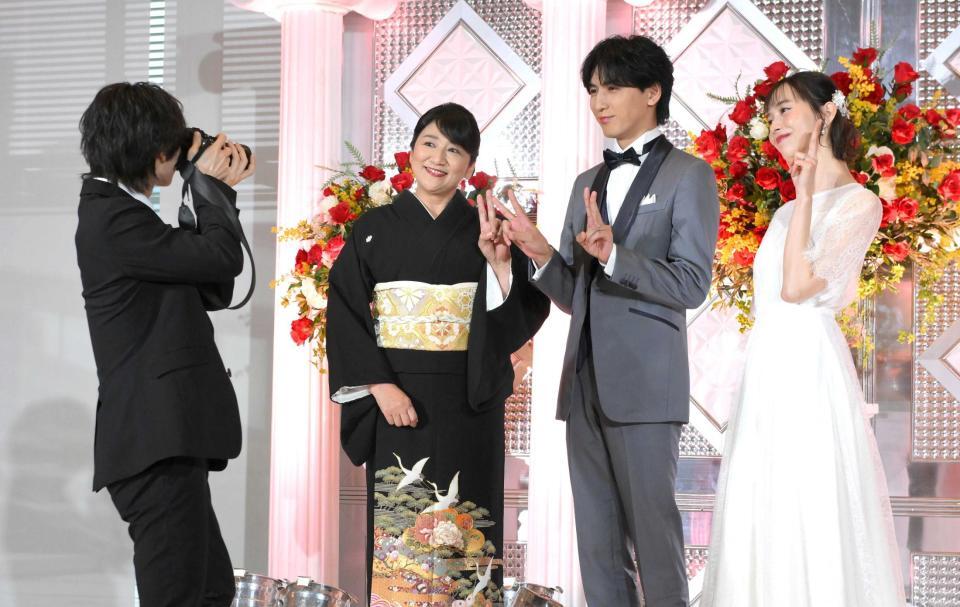 　カメラマン役の七五三掛龍也（左端）にレンズを向けられピースサインの（左から）松下由樹、藤井流星、井桁弘恵