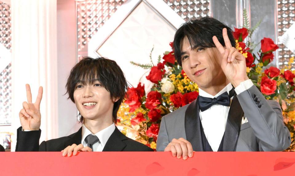 　新婦役を務める井桁弘恵（左）を迎える藤井流星