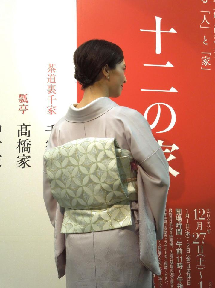 　人間国宝・故北村武資氏が手がけた帯を披露する安田美沙子