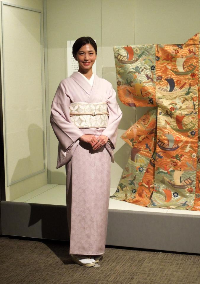 　伝統の着物を前に笑顔を見せる安田美沙子