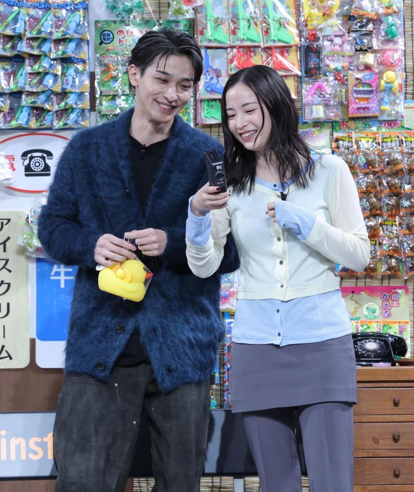 　チェキの撮影画像の見入る横浜流星（左）と広瀬すず（撮影・西岡正）