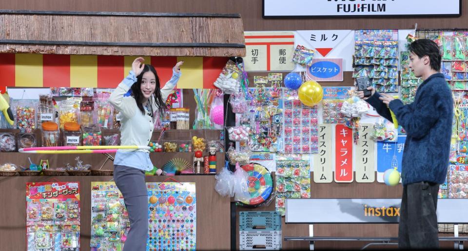 　横浜流星（右）の動画撮影でフラフープを披露する広瀬すず（撮影・西岡正）