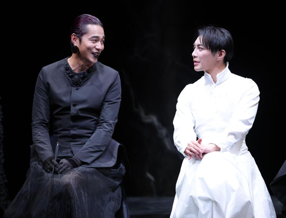 　緒鷹街の員賞を話す東出昌大（左）と成宮寛貴（撮影・西岡正）