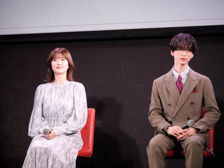 　トークイベントに登場した樋口日奈（左）、池田匡志