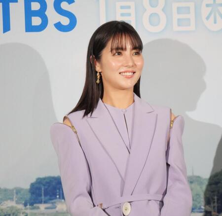 　会見に出席した石川恋