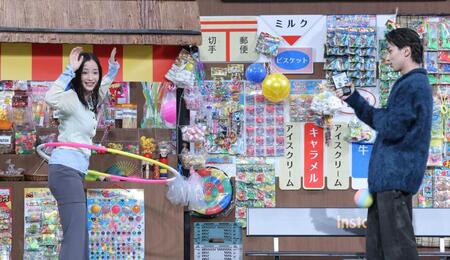 　横浜流星（右）の撮影でフラフープを披露する広瀬すず（撮影・西岡正）