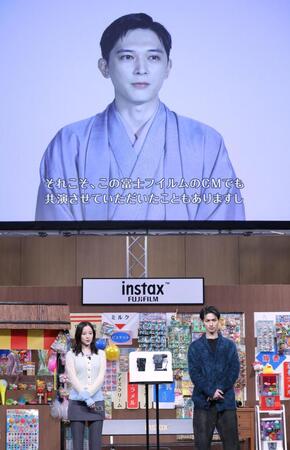 　吉沢亮のビデオメッセージを聞く広瀬すず（左）と横浜流星（撮影・西岡正）