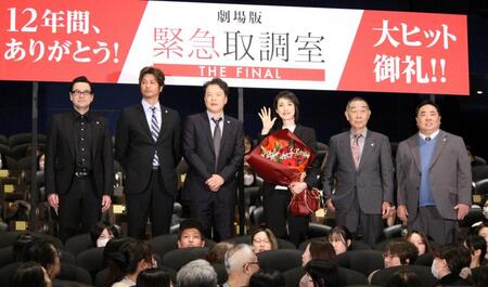 　舞台あいさつに出席した（左から）鈴木浩介、速水もこみち、田中哲司、天海祐希、でんでん、塚地武雅