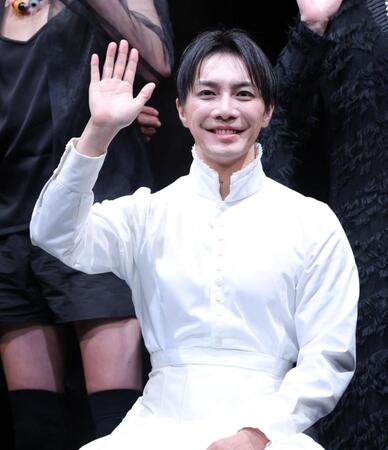 　笑顔で手を振る成宮寛貴（撮影・西岡正）