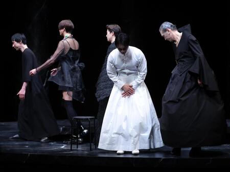 　会見の最後に一礼する成宮寛貴（撮影・西岡正）