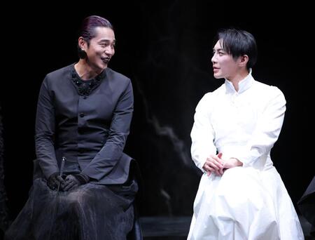 　緒鷹街の員賞を話す東出昌大（左）と成宮寛貴（撮影・西岡正）