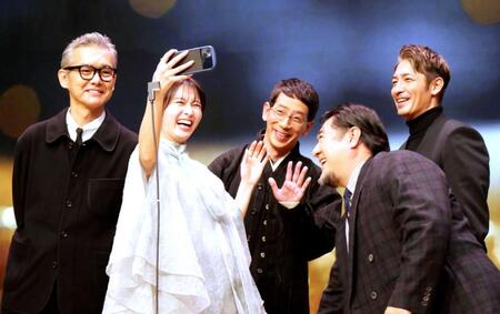 　仲良く記念撮影する（左から）渡部篤郎、岡崎紗絵、野間口徹、小手伸也、玉木宏