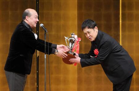 　エクスコムグローバル株式会社・西村誠司社長（左）から表彰を受ける有田哲平（撮影・棚橋慶太）