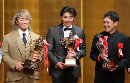 　談笑する（左から）技能賞の新日本プロレス・棚橋弘至社長、新人賞のＴＨＥ　ＲＡＭＰＡＧＥ・武知海青、特別話題賞の有田哲平（撮影・棚橋慶太）