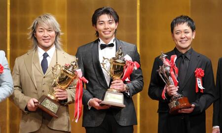 　笑顔で撮影に応じる（左から）技能賞の新日本プロレス・棚橋弘至社長、新人賞のＴＨＥ　ＲＡＭＰＡＧＥ・武知海青、特別話題賞の有田哲平（撮影・棚橋慶太）