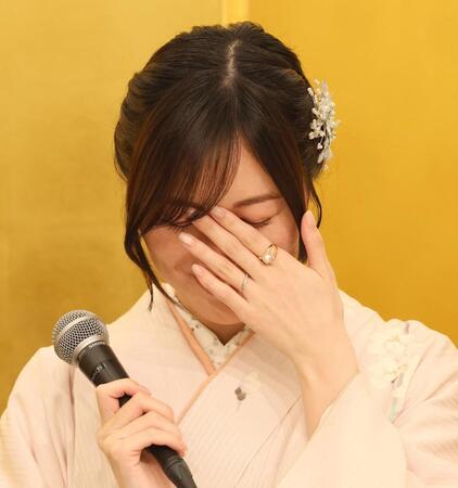 　戸惑う松井珠理奈（撮影・佐々木彰尚）