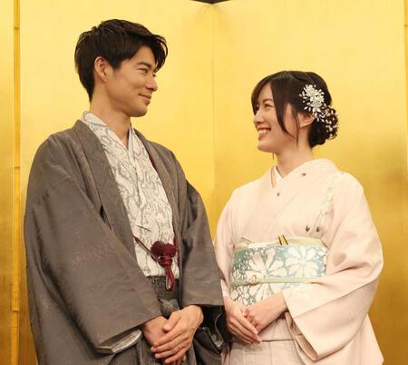 　見つめ合う辻本達規と松井珠理奈（撮影・佐々木彰尚）