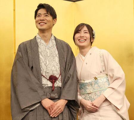 　結婚会見をした辻本達規、松井珠理奈（撮影・佐々木彰尚）