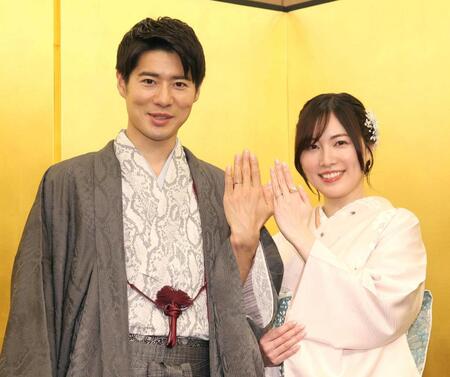 　結婚指輪を披露する辻本達規と松井珠理奈（撮影・佐々木彰尚）