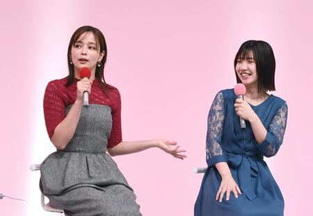 　息の合ったところを見せる加藤ローサ（左）と福田麻貴（撮影・園田高夫）