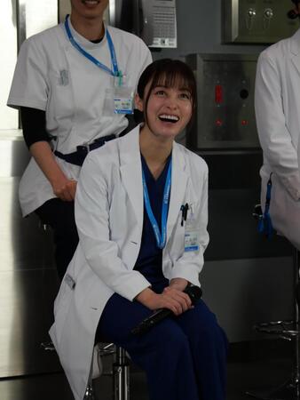 　白衣姿で笑顔を見せた橋本環奈