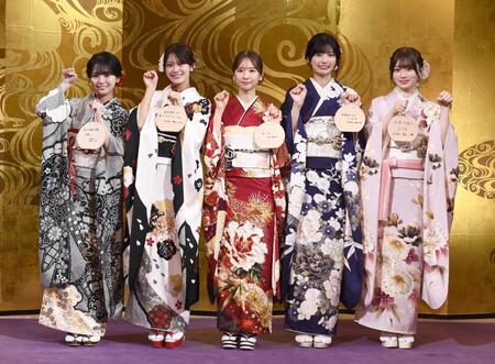 　ポーズを決める（左から）瀬戸口心月、奥田いろは、菅原咲月、五百城茉央、愛宕心響＝乃木神社（撮影・園田高夫）