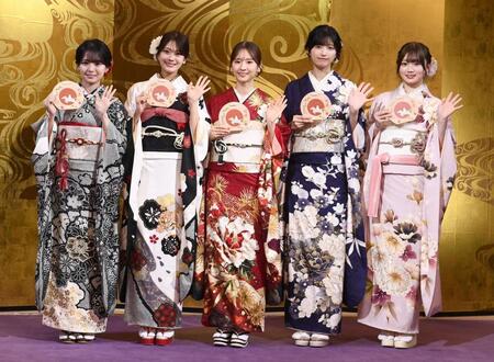 　笑顔で手を振る（左から）瀬戸口心月、奥田いろは、菅原咲月、五百城茉央、愛宕心響＝乃木神社（撮影・園田高夫）