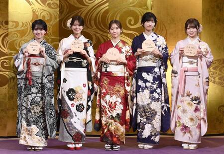 　絵馬に書いた目標を見せる（左から）瀬戸口心月、奥田いろは、菅原咲月、五百城茉央、愛宕心響＝乃木神社（撮影・園田高夫）