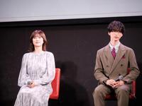 　トークイベントに登場した樋口日奈（左）、池田匡志