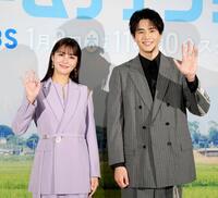 　会見に出席した中沢元紀と石川恋