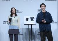 　トークする広瀬すず（左から）と横浜流星（撮影・西岡正）