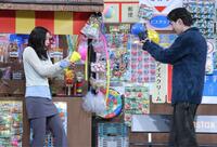 　広瀬すず（左）を動画撮影する横浜流星（撮影・西岡正）